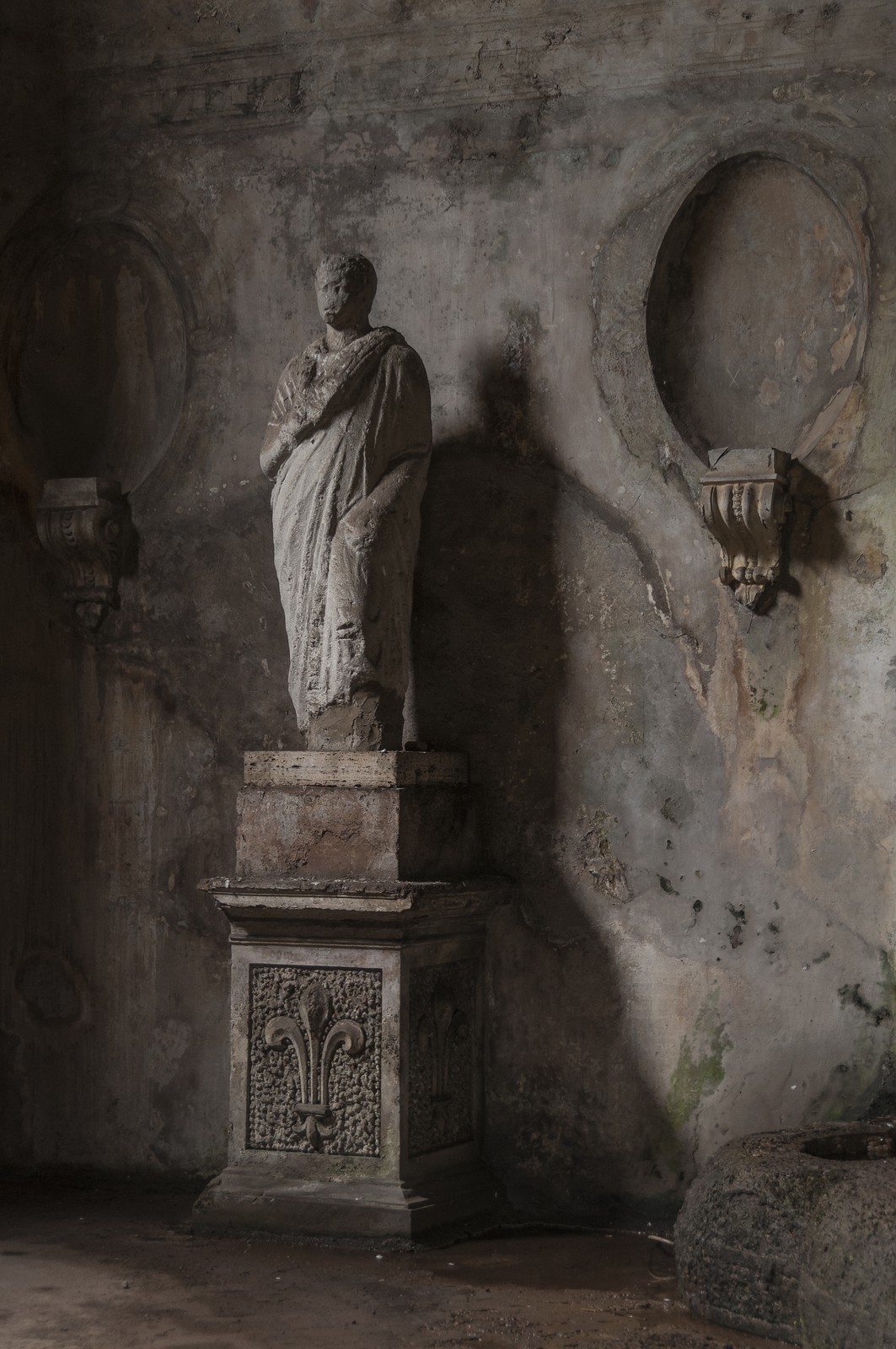 Statue dans la pénombre