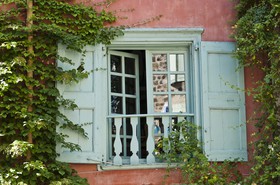 Fenêtre aux volets verts