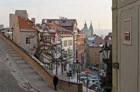 La rue Nerudova à Prague