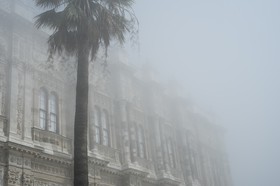 Le palais dans le brouillard