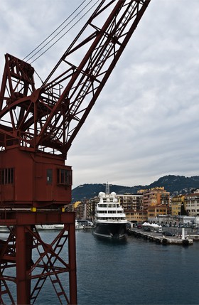 Yacht dans le port de Nice