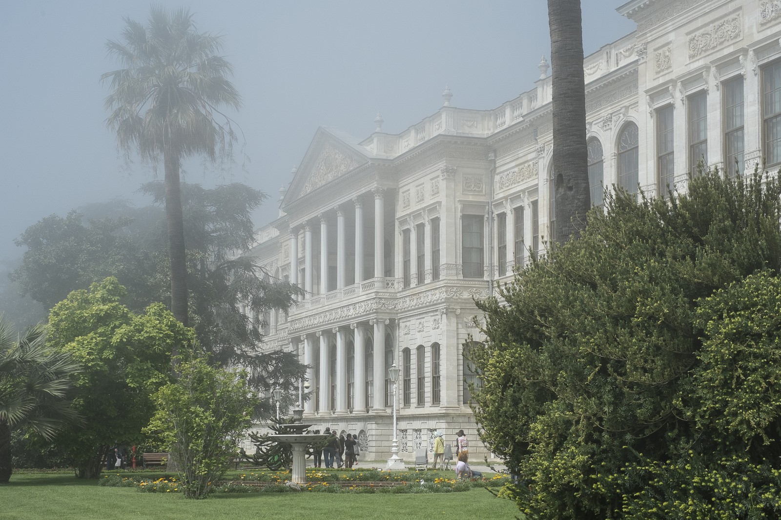 Le palais dans le brouillard