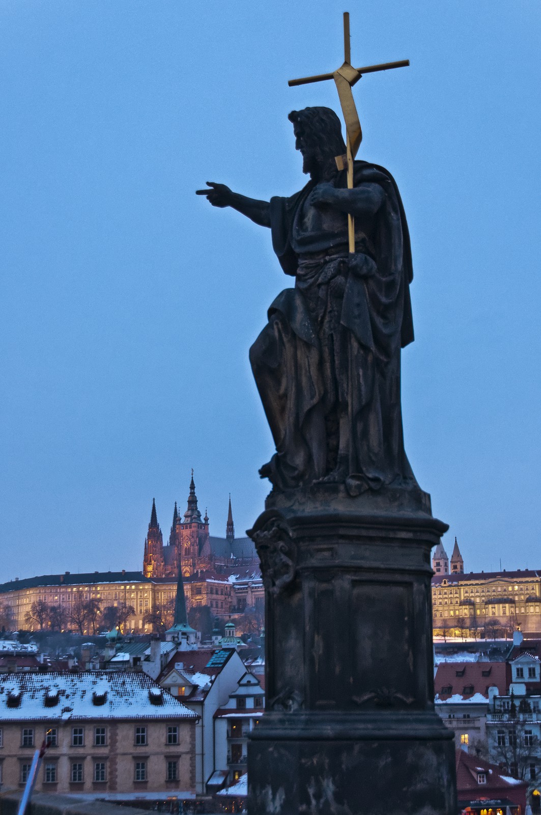 Prague, le pont Charles au crépuscule
