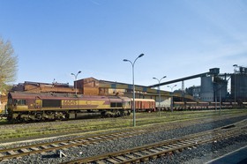 Voies ferrées et usine