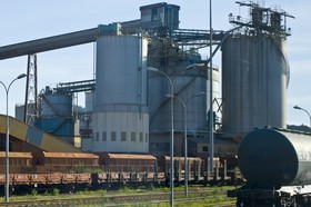 Voies ferrées et usine