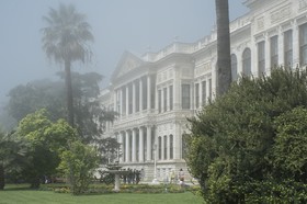 Le palais dans le brouillard