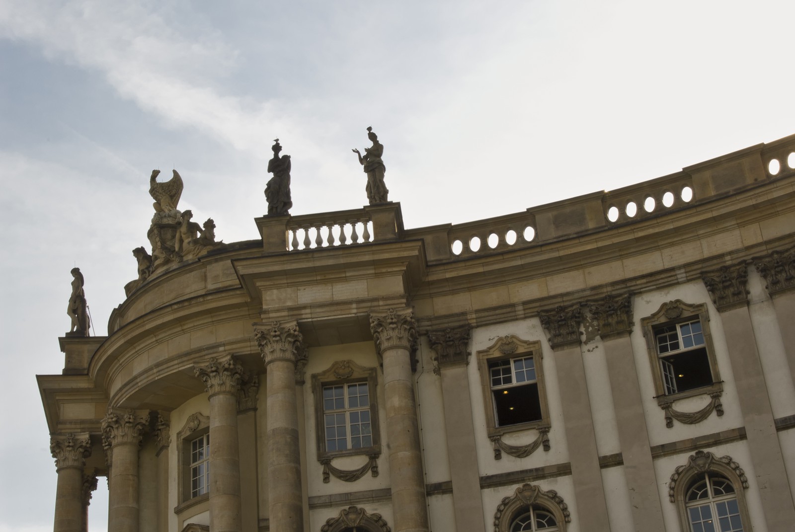 Fronton avec statues