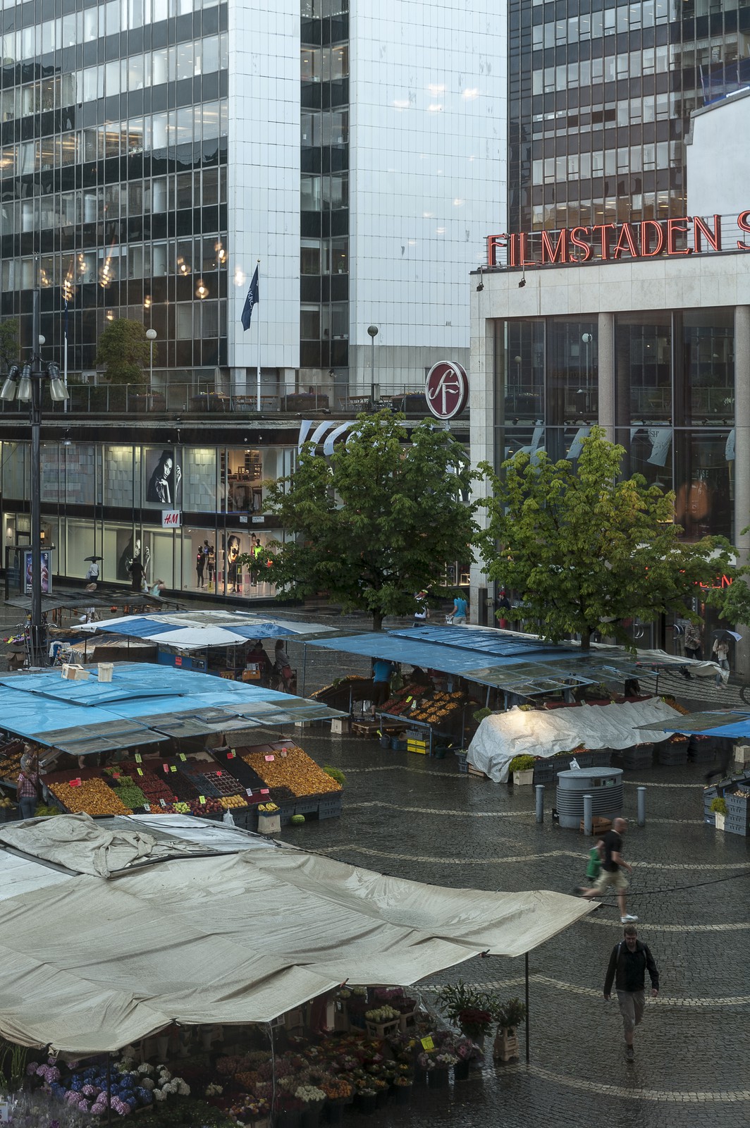 Le marché sous la pluie