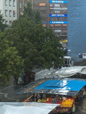Le marché sous la pluie