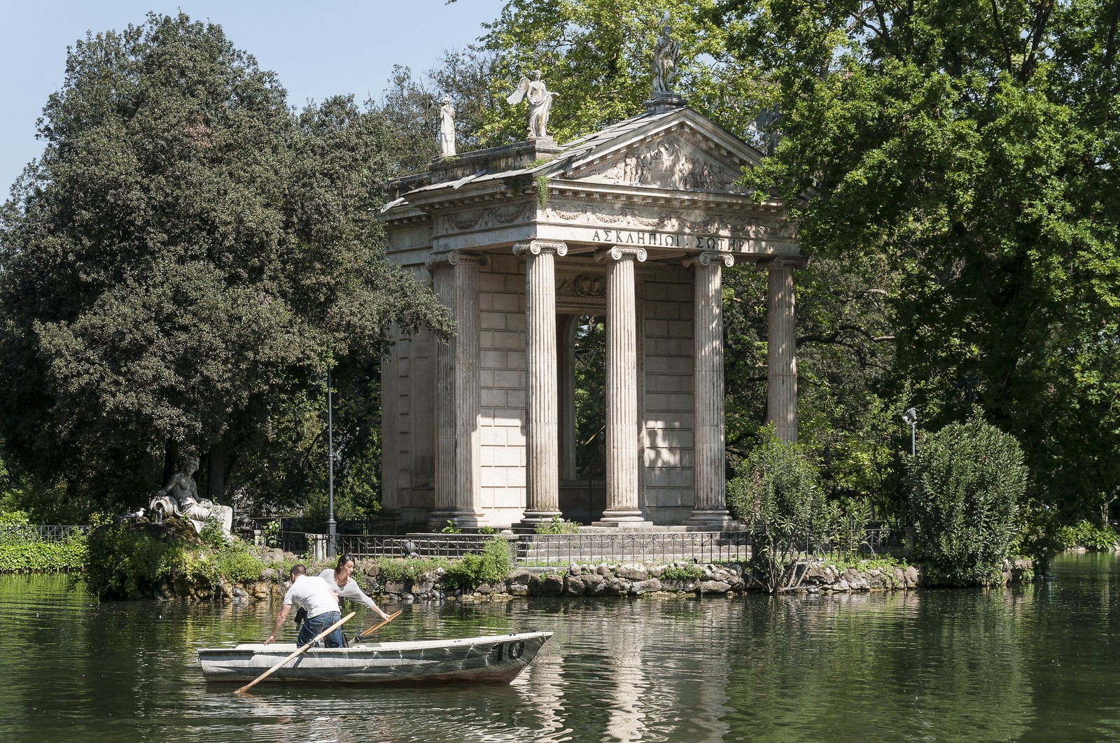 La barque et le temple