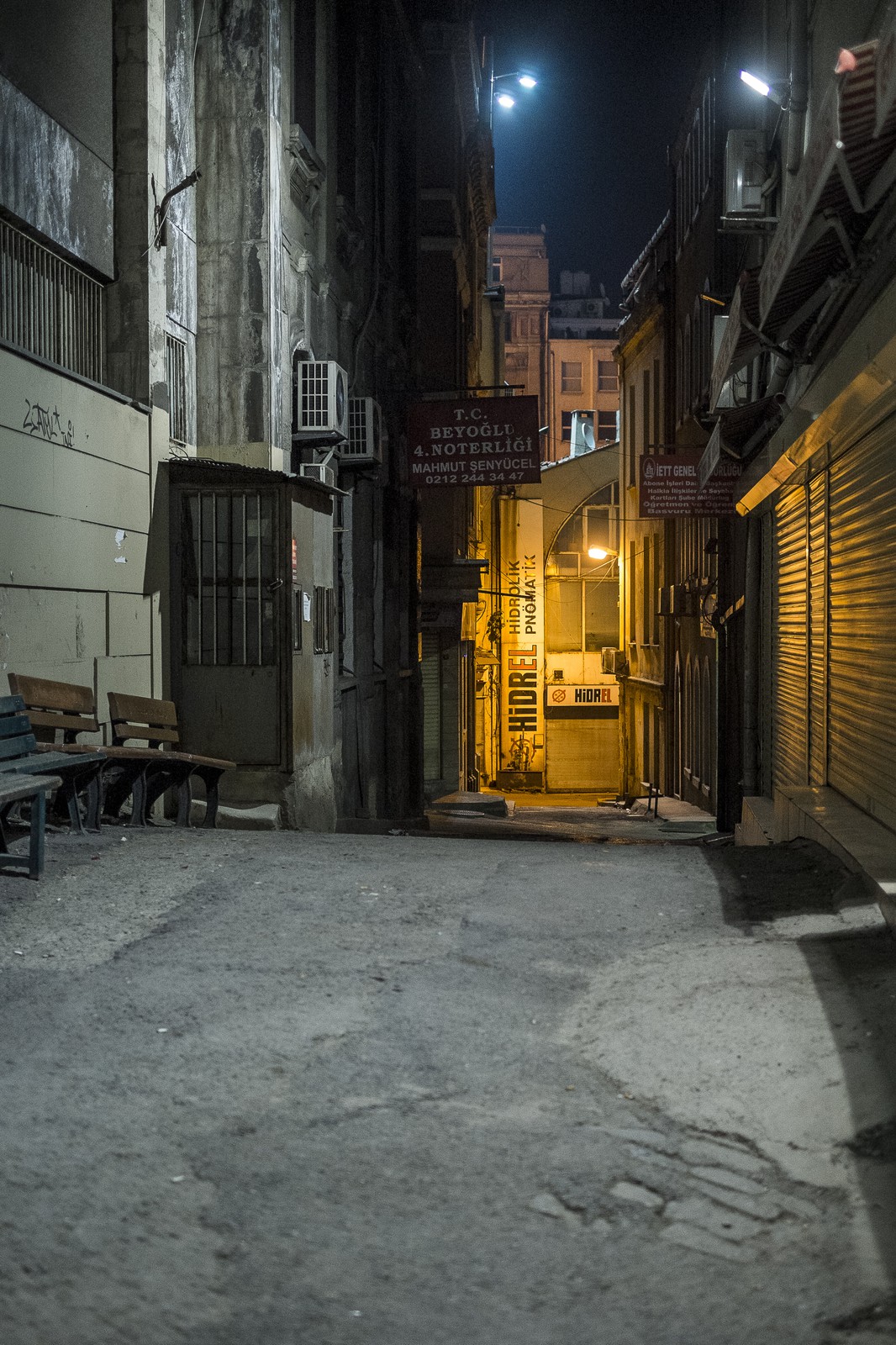 Une ruelle, la nuit