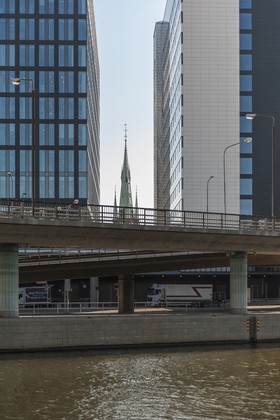 Clocher et immeubles